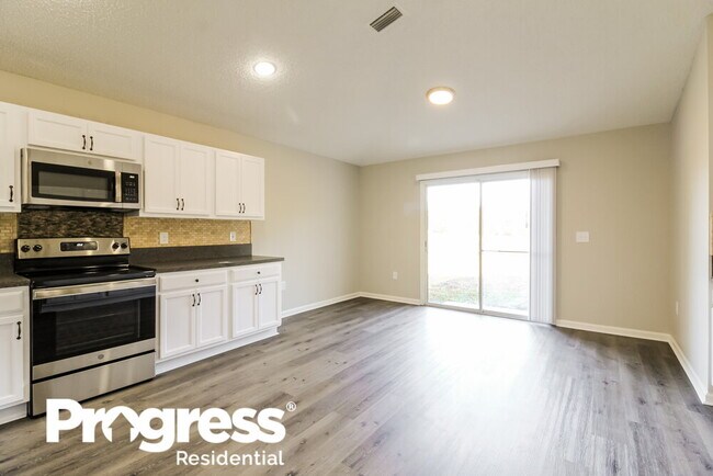 Building Photo - 76205 Deerwood Dr