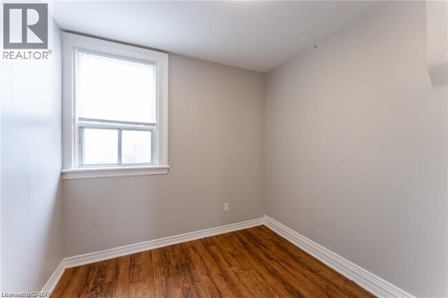 Photo du bâtiment - 141 Wellington St N