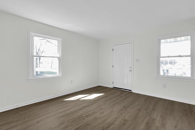 Building Photo - 702 S Hamilton Rd