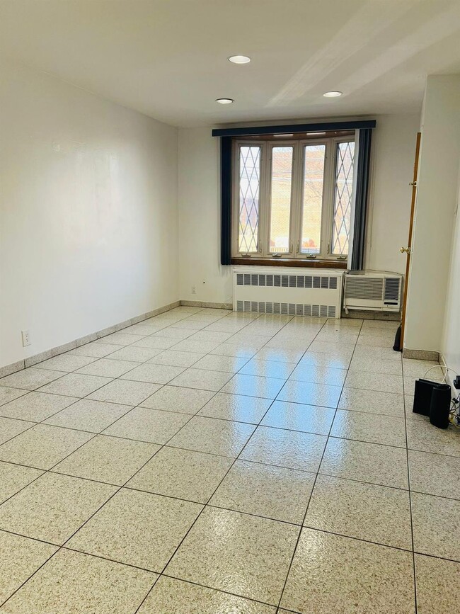 Foto del edificio - 69-88-88 62nd Ave