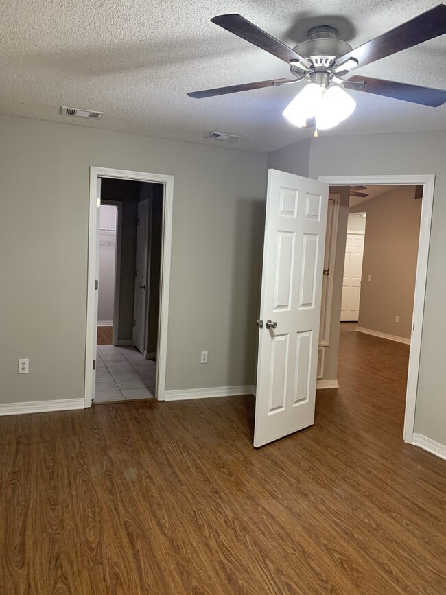 Building Photo - 5957 Savannah Dr