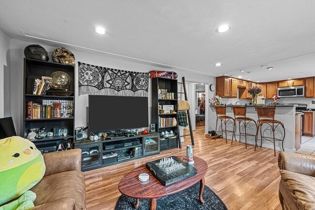 Building Photo - Gorgeous Two Bedroom in Sloan's Lake!