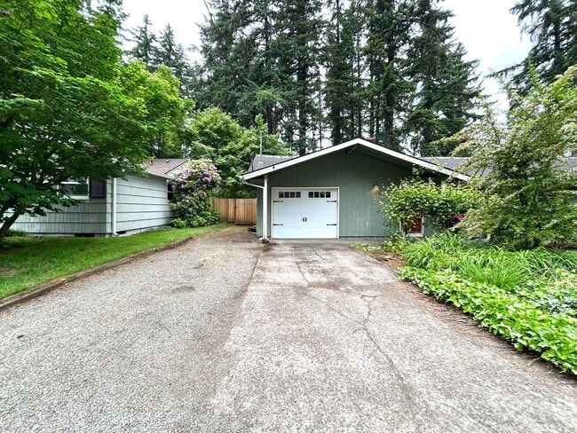 Building Photo - Tranquil Environment: 3 Bed, 1 Bath House