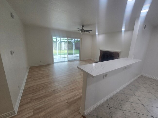 Building Photo - Beautiful 3 Bedroom 2 Bathroom Home In a P...