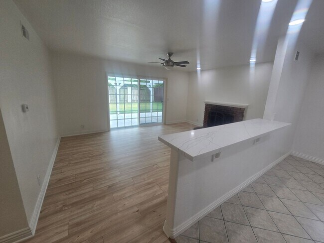 Foto del edificio - Beautiful 3 Bedroom 2 Bathroom Home In a P...