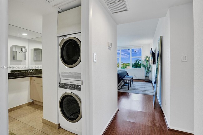 Foto del edificio - 5600 Collins Ave