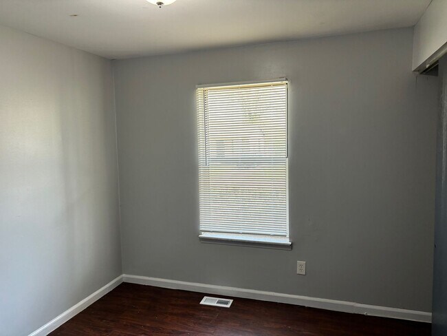 Building Photo - 3 Bedroom