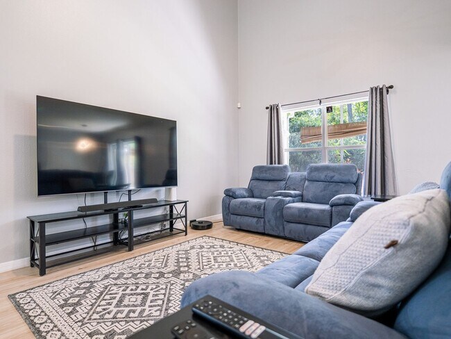 Building Photo - Beautifully Renovated Fully Furnished Rent...