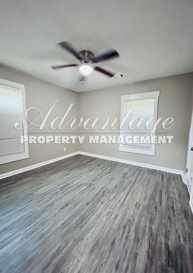 Foto del edificio - Very Cute Duplex in N. Memphis - 1/2 Off T...