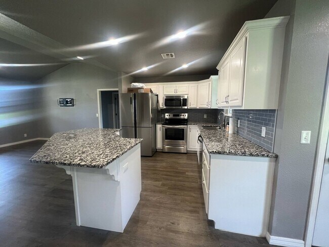 Building Photo - Beautiful 3 bedroom, 2 bathroom home in Ne...
