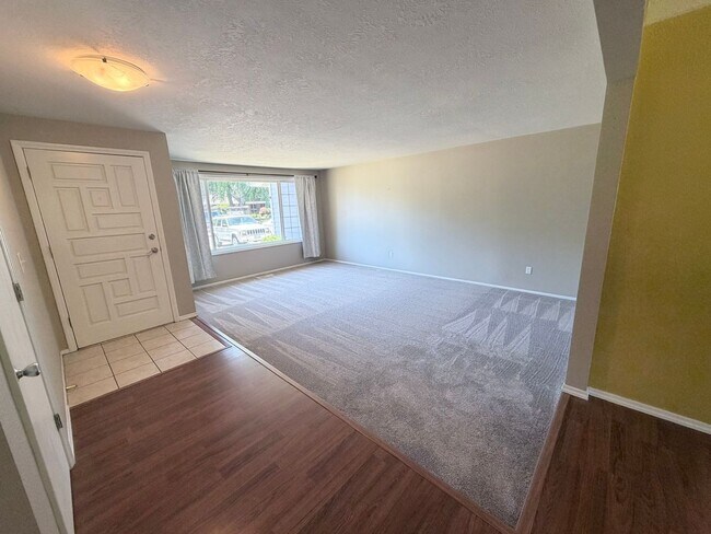 Building Photo - Well Maintained Three Bedroom Home in South Salem