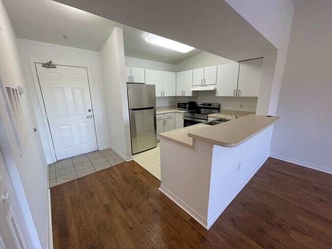 Building Photo - ANNUAL RENTAL - KEY ROYAL-2 BED 1 BATH THI...