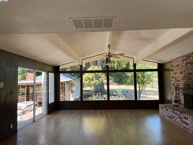 Building Photo - 838 Cherry Way