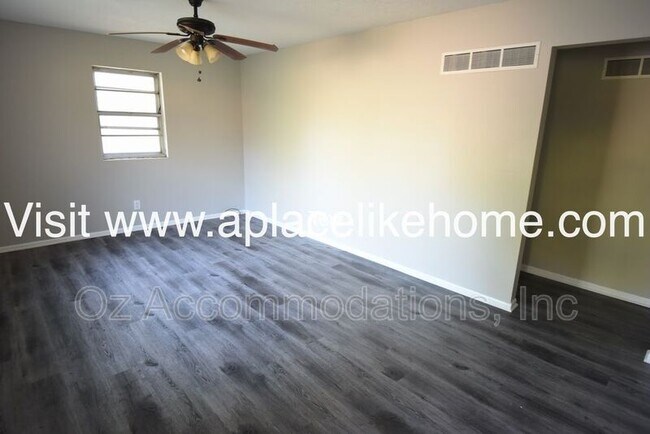 Foto del edificio - 1725 N 76th Terrace