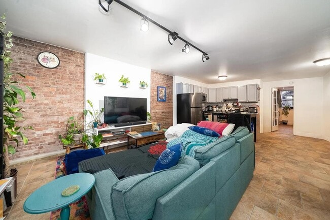 Building Photo - 275 7th St