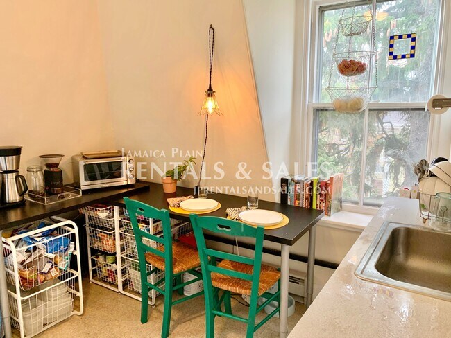 Building Photo - 31 Burroughs St