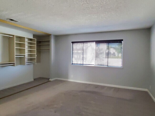 Foto del edificio - Upstairs Condo with 2 Car Garage, Fresh Pa...