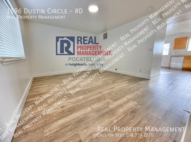 Building Photo - 1596 Dustin Cir