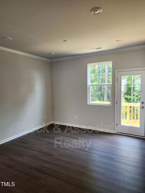 Building Photo - 430 Deercroft Dr