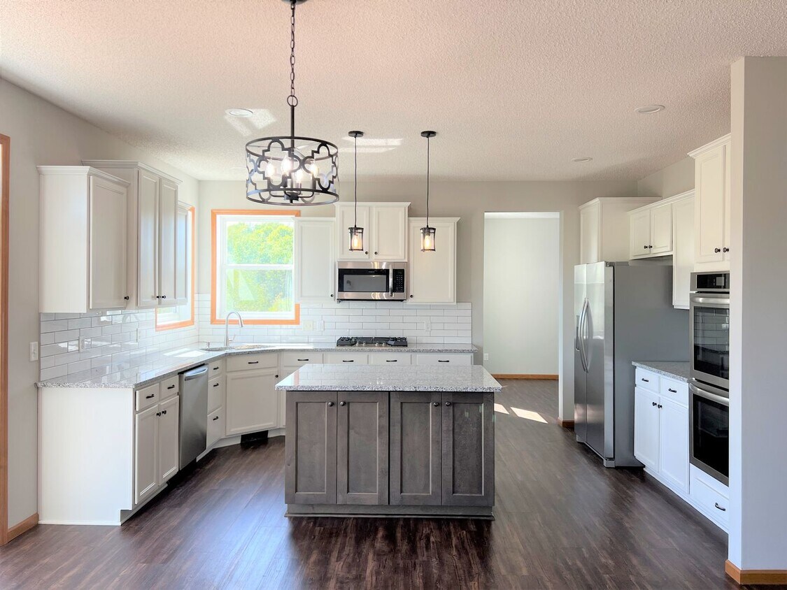 Beautiful Modern 5 Bedroom with 3 Car Gara... House Rental in Carver