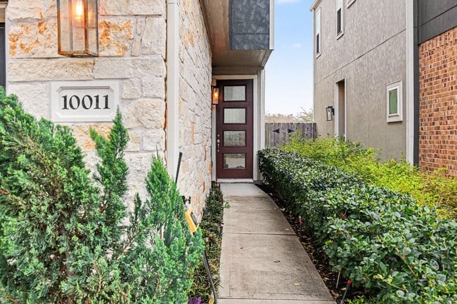 Building Photo - 10011 Brickhouse Dr