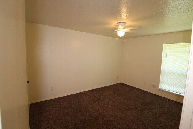 Foto del edificio - 211-213 Skylark Ct