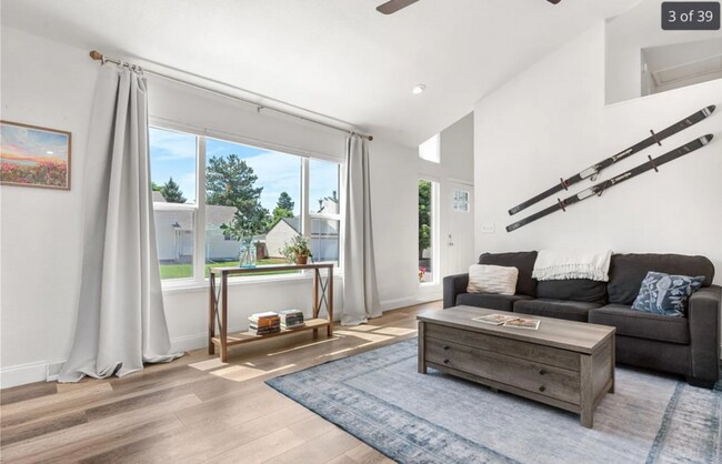 Building Photo - 6604 S Dahlia Cir
