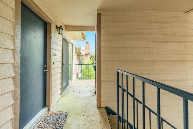 Foto del edificio - 7128 N Holiday Dr