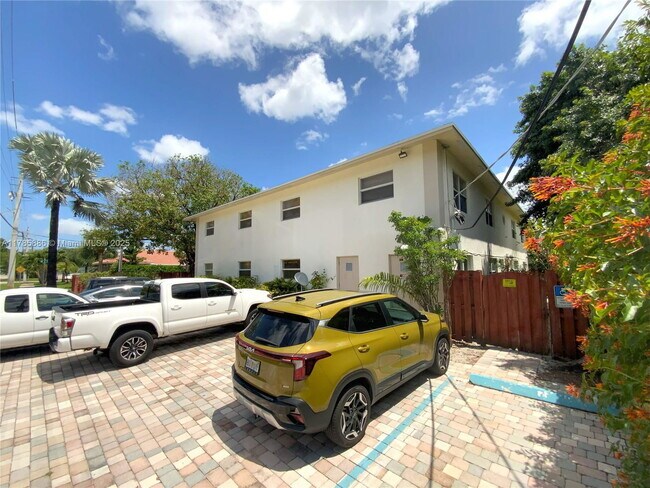 Building Photo - 530 NE 15th Ct