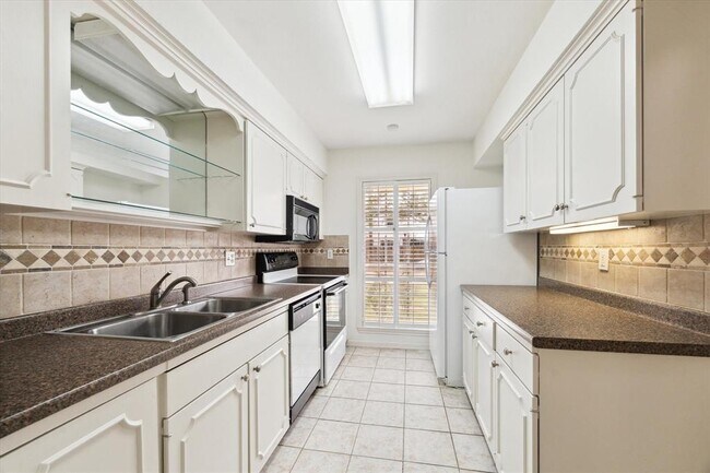 Building Photo - 6338 Chevy Chase Dr