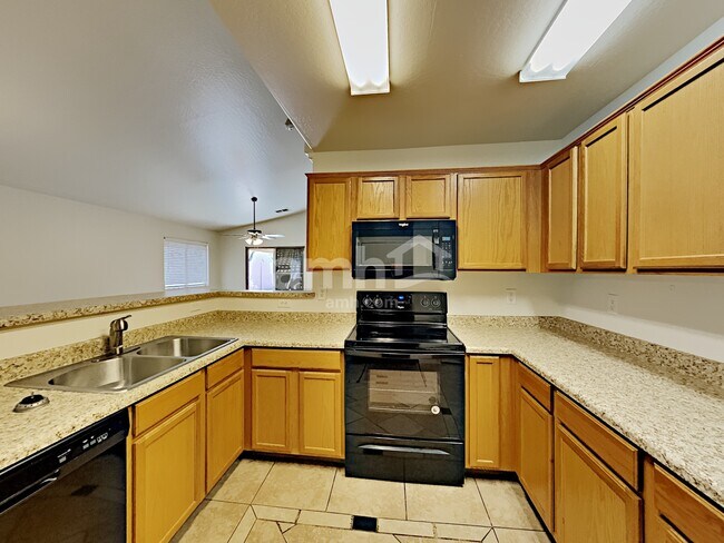 Foto del edificio - 16043 W Vogel Ave