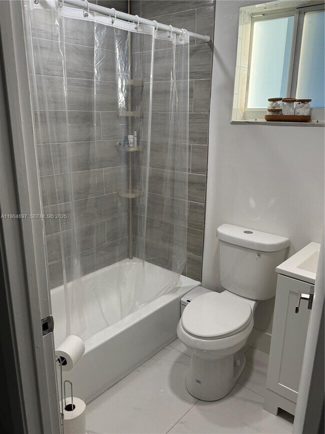 Foto del edificio - 19035 NW 11th Ct