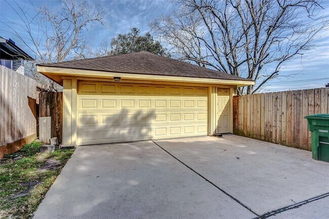 Building Photo - 9207 Landsdowne Dr