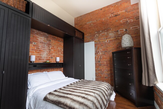 Photo du bâtiment - 915 King St W