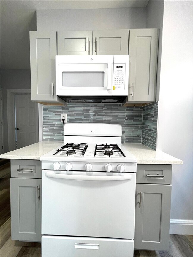 Foto del edificio - 402 Fulton Ave