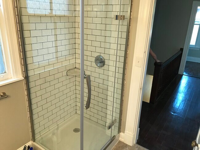 Ducha alicatada con mampara de cristal. - 2221 Oakland Ave