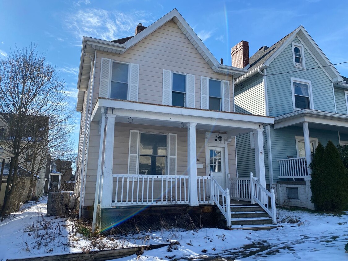 Primary Photo - Large 2 bedroom 1 bath home recently renov...