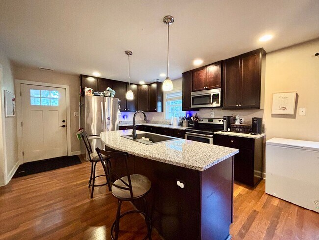 Foto del edificio - Spacious 4-Bedroom Home in Portsmouth