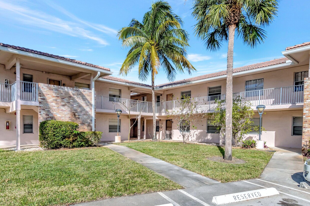 Foto principal - 8431 Royal Palm Blvd