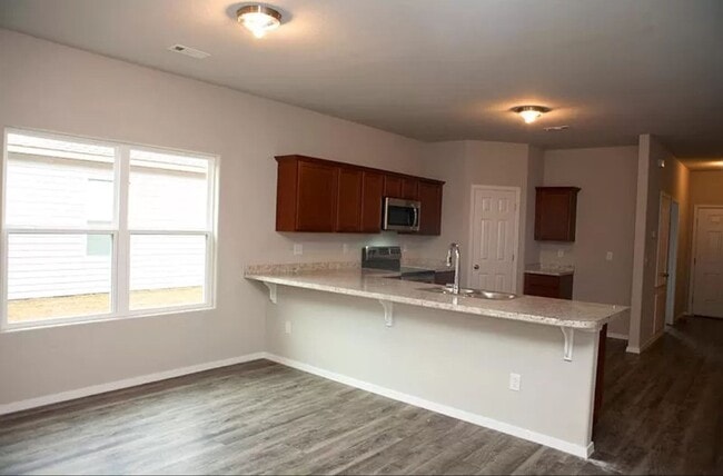 Building Photo - 4-Bedroom, 2-Bathroom West Fayetteville Home Available 7/1