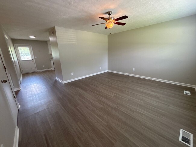 Building Photo - Renovated 2 Bedroom Duplex in Manchester!