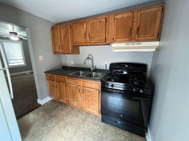 Building Photo - 828 Huestis Ave