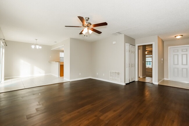 Building Photo - 318 Regal Park Dr