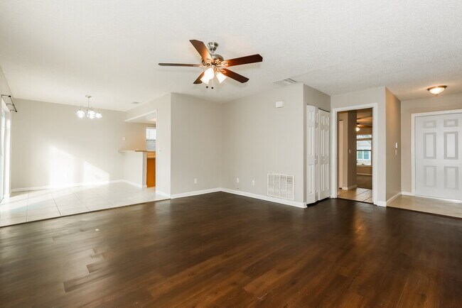 Foto del edificio - 318 Regal Park Dr