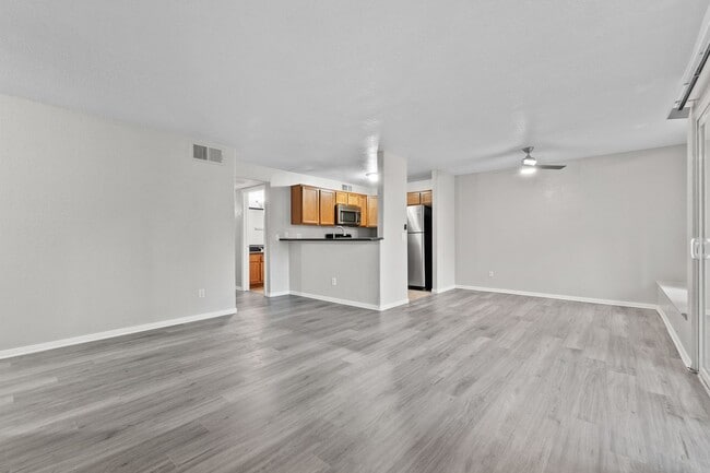 Building Photo - Stunning 3 bedrooms 2 full bathrooms first...
