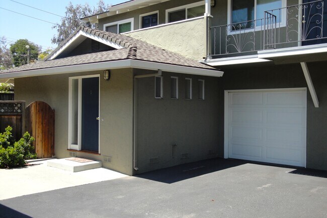 Building Photo - 2327 Pauline Dr