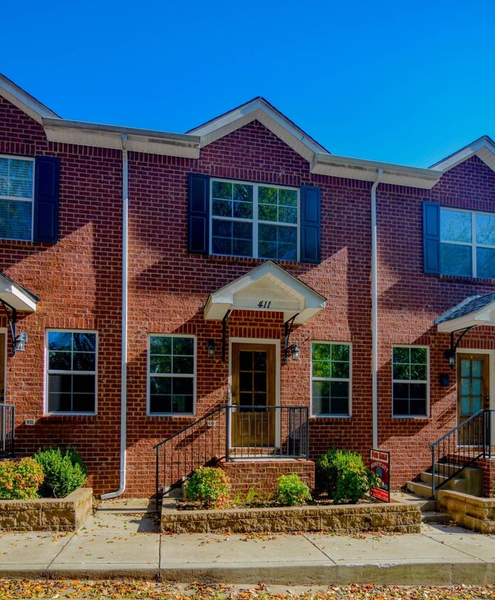 Primary Photo - Luxury Townhouse! 2 Bed/2.5 Bath, 1 Car ga...