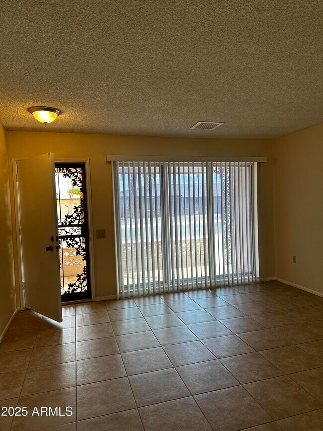 Foto del edificio - 9338 W Glen Oaks Cir N