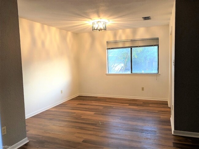 Building Photo - 2 br, 1.5 bath Duplex - 6491 Hart Ln