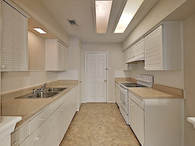 Building Photo - No Application Fee* Plus $250 Off First 2 ...